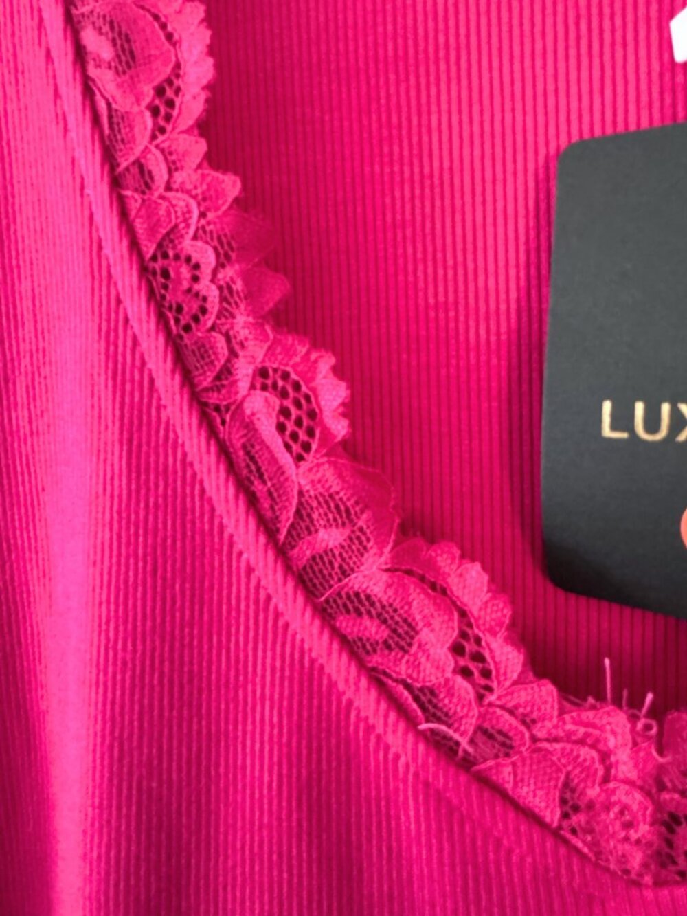 LUXVEER Fuchsia Lace Trim Ribbed V-Neck Top Size Medium NWT Stretch - Picture 2 of 3